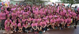 Empleados de AutoNation vestidos de rosa