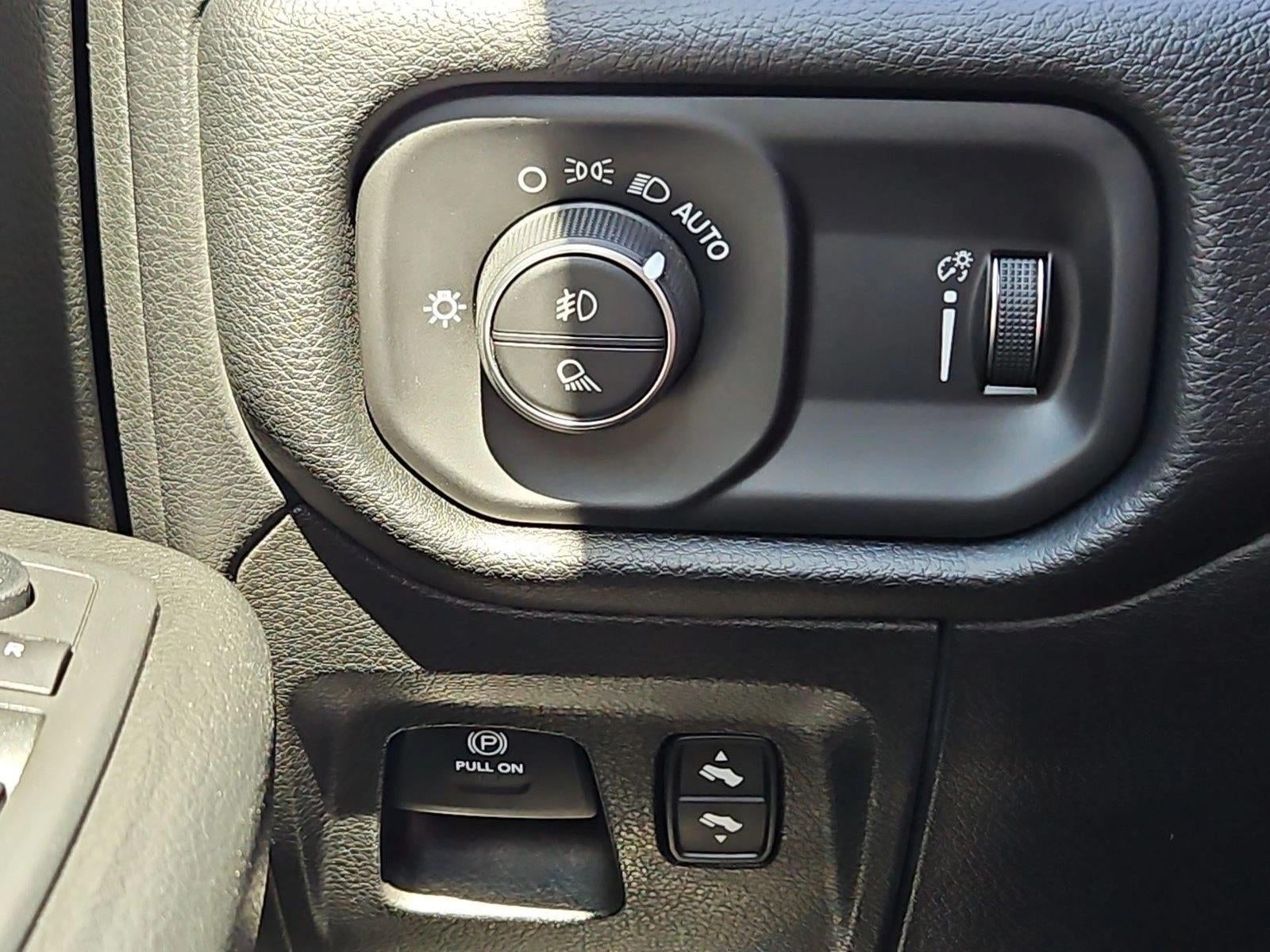2020 RAM 1500 Big Horn Crew Cab 4x4 5'7" Box