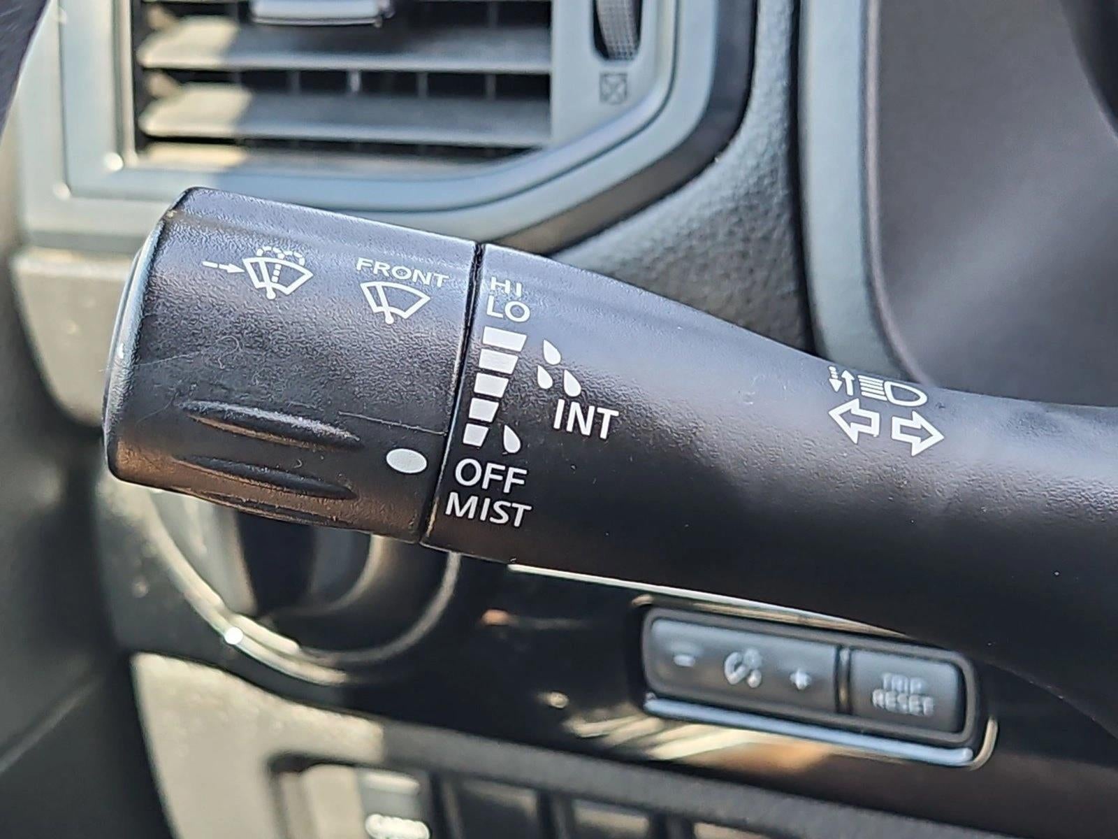 2024 Nissan TITAN Crew Cab SV 4x4