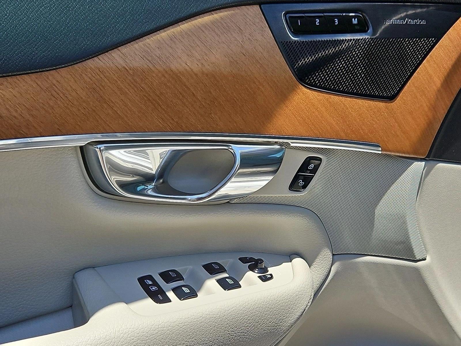 2021 Volvo XC90 T6 Momentum 6 Passenger