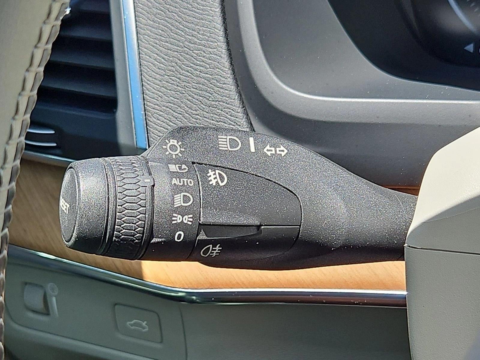 2021 Volvo XC90 T6 Momentum 6 Passenger