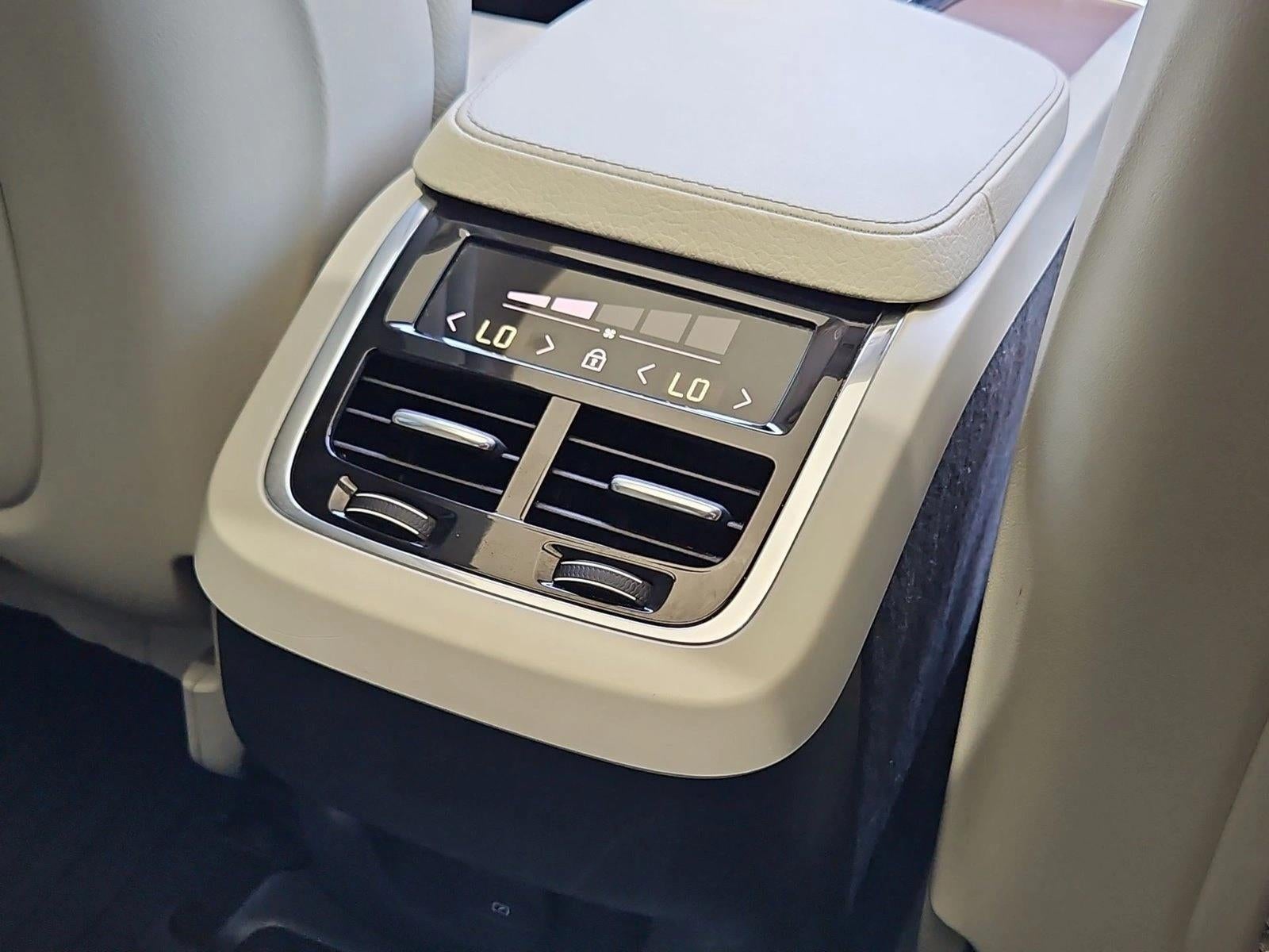 2021 Volvo XC90 T6 Momentum 6 Passenger